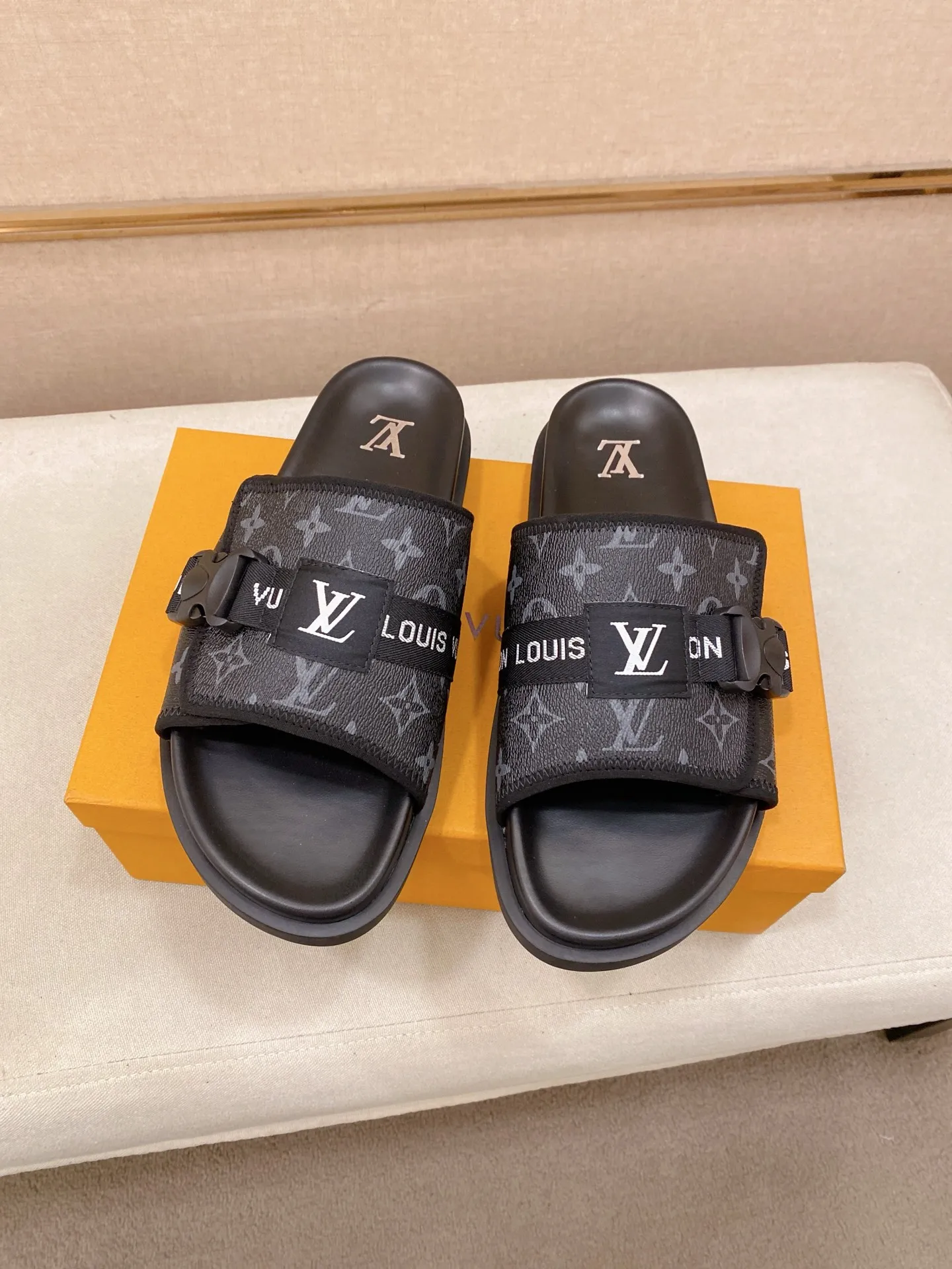 Men's shoes💰: 320💰Made by LV🔍Top purchasing agent, men's spring and summer slippers are available at the same counter. The uppers are made of cowhide imported from Italy, with logo graphics and high-quality craftsmanship. Soles: original soles specially provided by the original factory. Exclusive molded soles are super comfortable. Original goods with single order, 🔍🔍high quality, you can enter and exit the counter at will. Welcome to compare, code number 38-44. Can be customized45